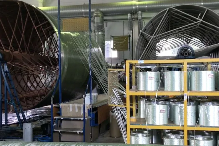 Подача стеклоровинга на оправку при намотке корпуса